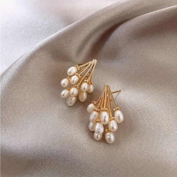 NEW Evelyn 18K Gold Plated Freshwater Pearl Cluster Earrings - Picture 3 of 4